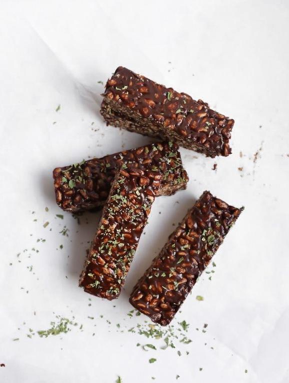 Mint Chocolate Chip Granola Bars