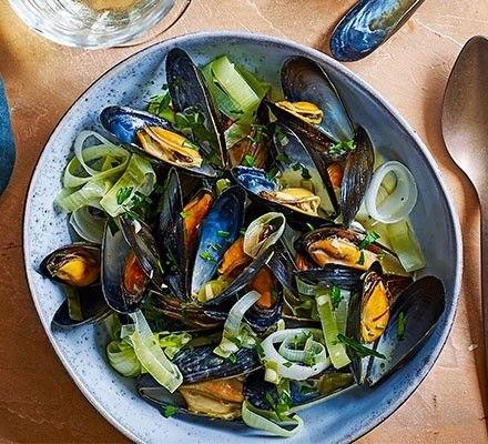 Mussels with Leeks and Cream
