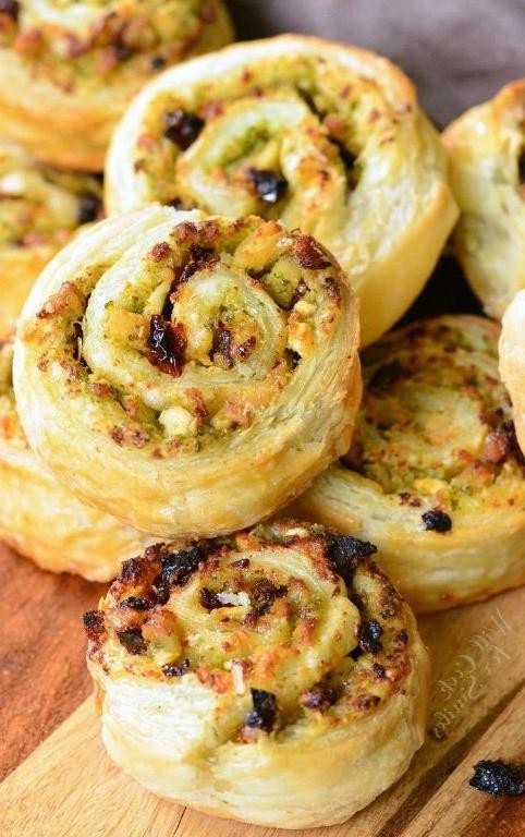 Pesto Chicken and Sundried Tomato Pinwheels