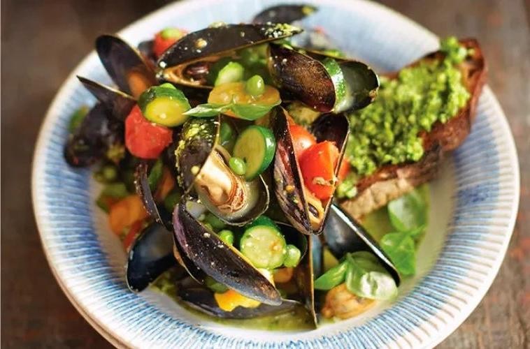 Pesto Mussels with Cherry Tomatoes