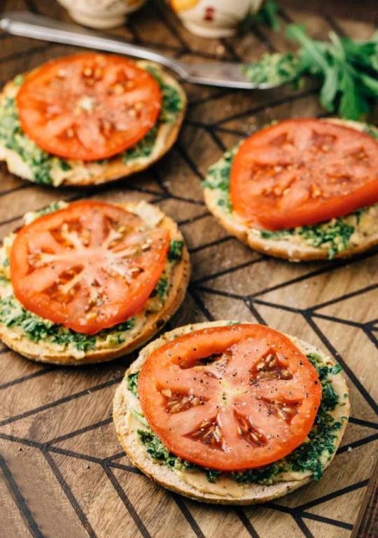 Pesto and Tomato Bagel Sandwich