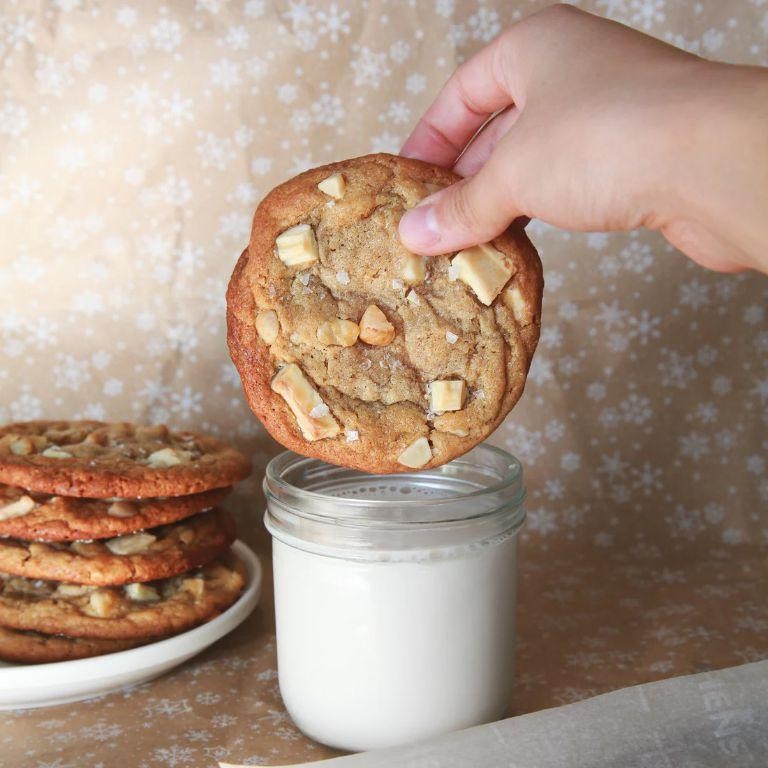 Pineapple Macadamia Nut Cookies