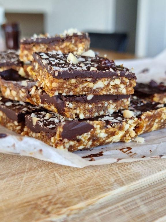 Raw Chocolate and Date Slice