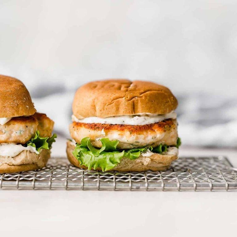 Salmon Burgers with Dill Sauce