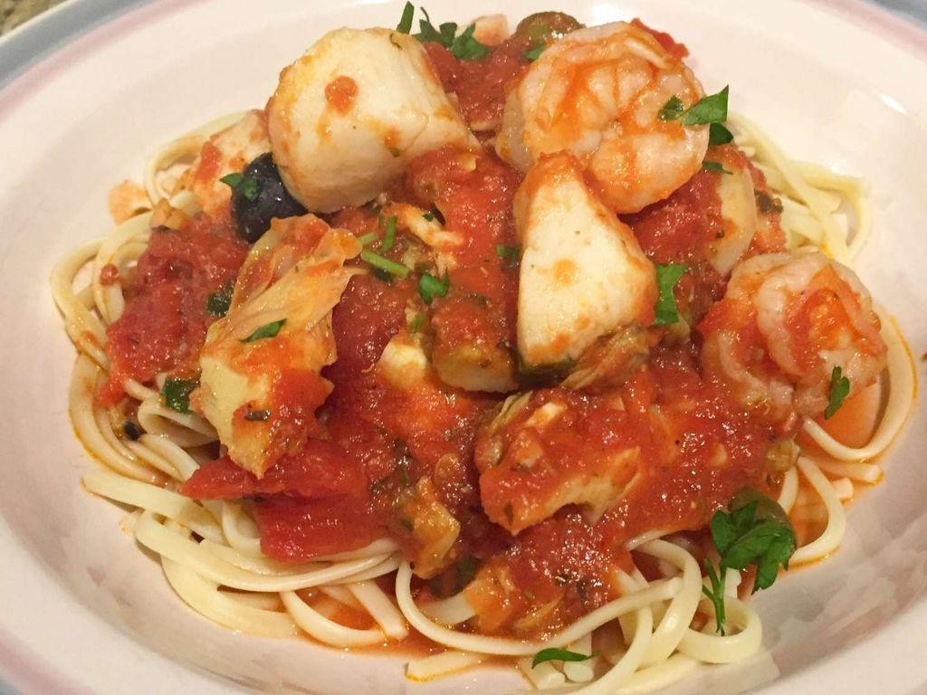 Scallop and Shrimp Linguine with Tomato Basil Sauce