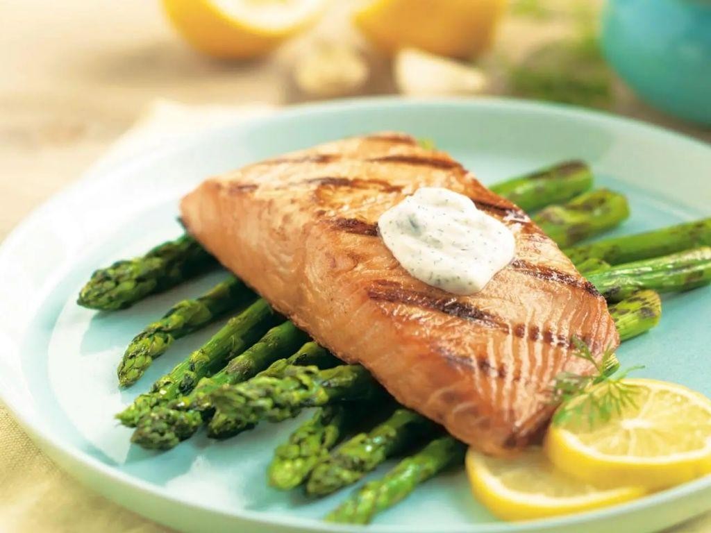 Simple Grilled Salmon with Dill Sauce
