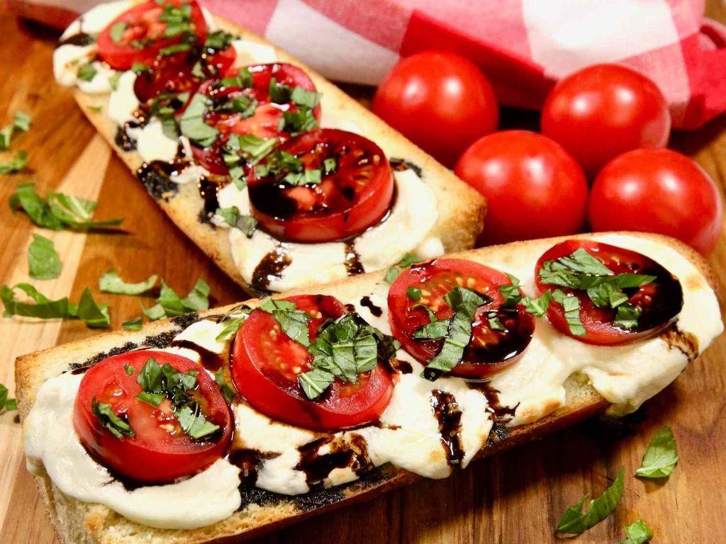 Sliced Tomato and Garlic Bread