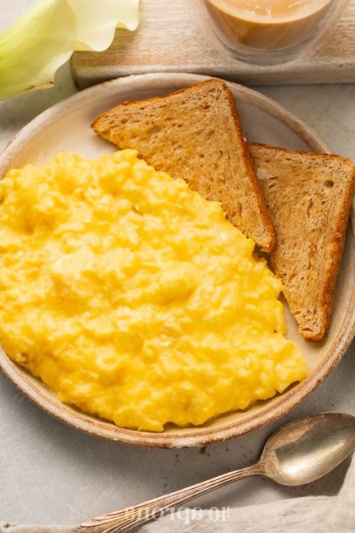 Soft Scrambled Eggs with Cheese