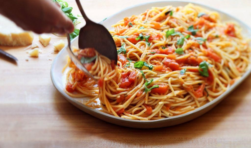Spaghetti with Fresh Tomatoes and Basil