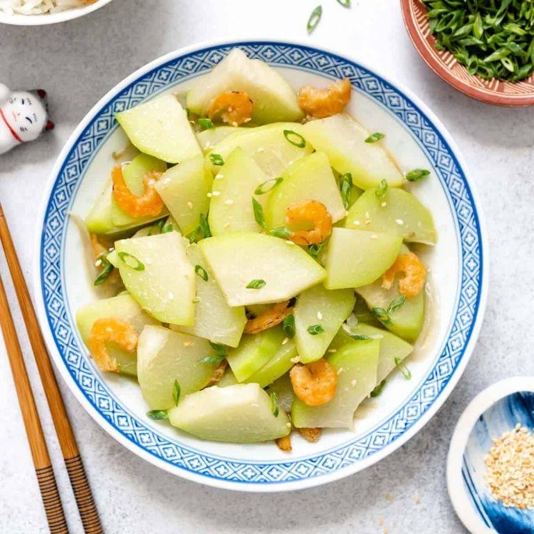 Spicy Stir-Fried Chayote with Garlic