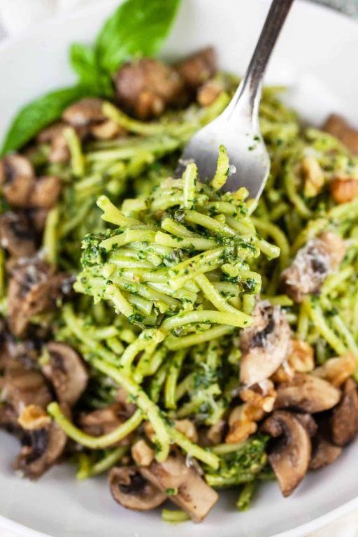 Spinach and Walnut Pesto Pasta
