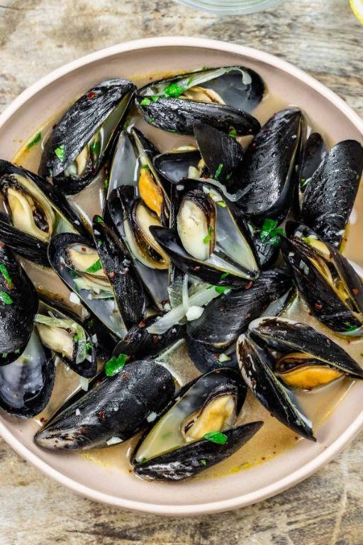 Steamed Mussels in White Wine and Garlic Broth