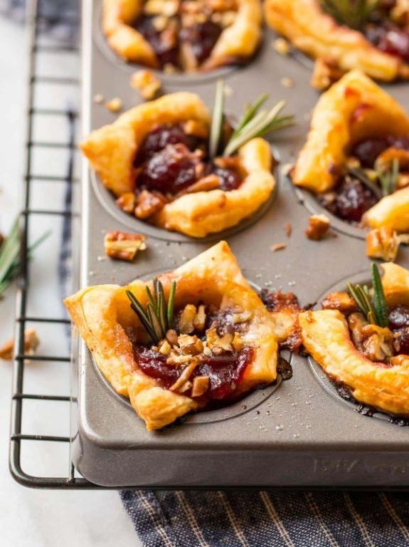 Sweet and Spicy Puff Pastry Brie Bites