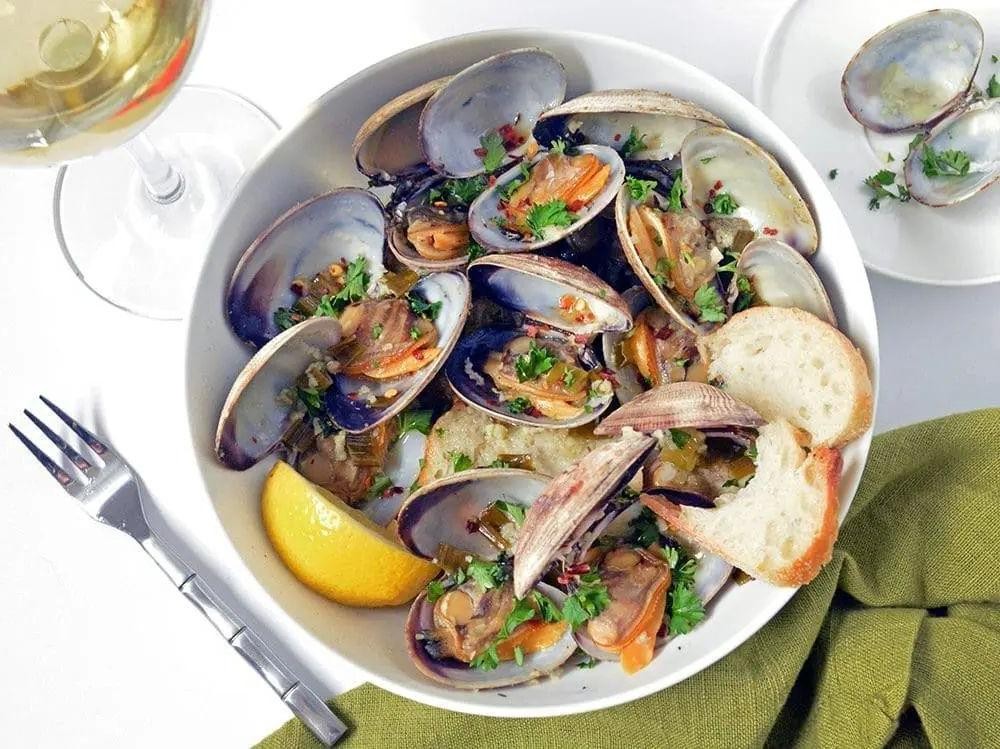 White Wine and Garlic Seafood Steamer Pot
