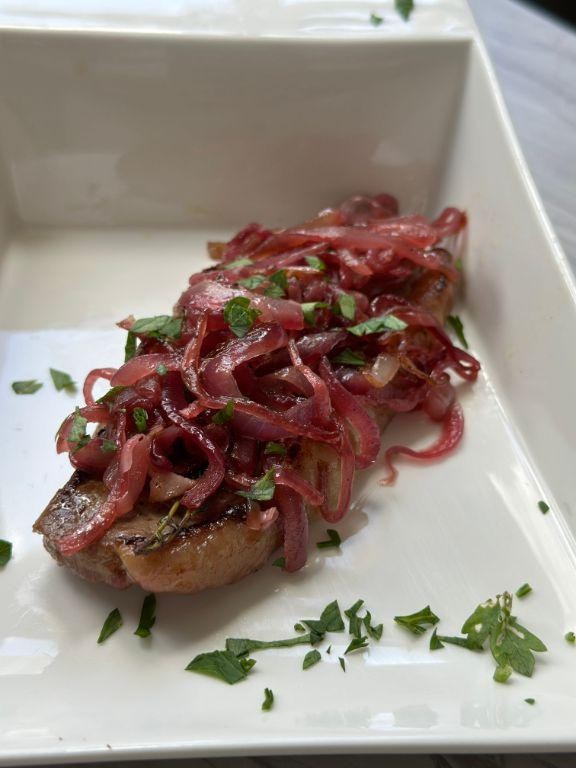 Bistec con Cebolla Caramelizada