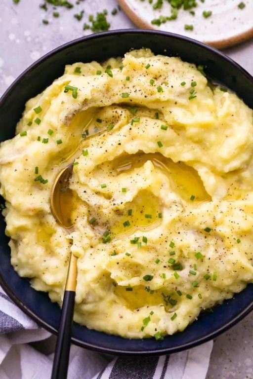 Creamy Mashed Potatoes with Roasted Garlic